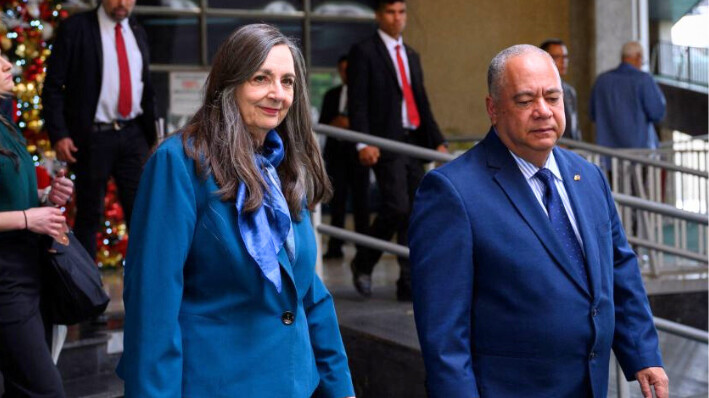 La asesora principal del Centro Carter para América Latina y el Caribe, Jennie Lincoln (C), y el presidente del Consejo Nacional Electoral (CNE) de Venezuela, Elvis Amoroso, salen tras una reunión en la sede del CNE en Caracas el 7 de noviembre de 2023. (GABRIELA ORAA/AFP vía Getty Images)