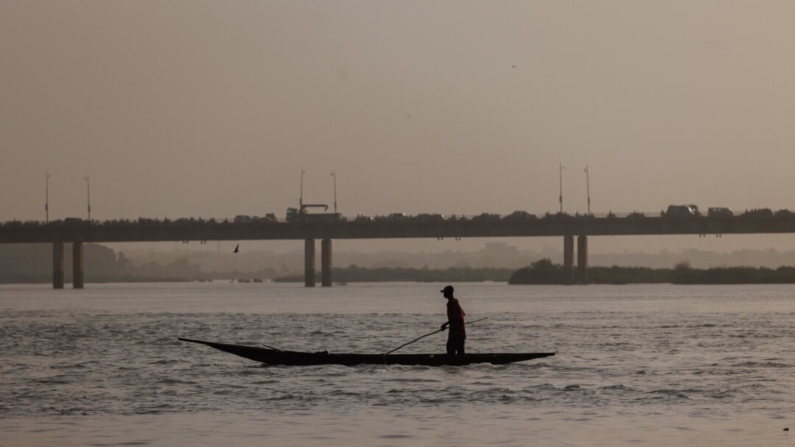 Un hombre es visto en una piragua en el río Níger en Bamako el 26 de enero de 2024. (Ousmane Makaveli/AFP vía Getty Images)