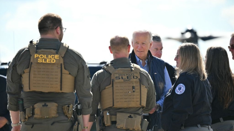 El presidente Joe Biden saluda a las fuerzas del orden mientras se dirige a embarcar en el Air Force One antes de salir del Aeropuerto Internacional de Greenville-Spartanburg en Greer, Carolina del Sur, el 2 de octubre de 2024. Biden se encontraba de visita en Carolina del Norte y Carolina del Sur para evaluar los daños tras el paso del huracán Helene. (Mandel Ngan/AFP vía Getty Images)