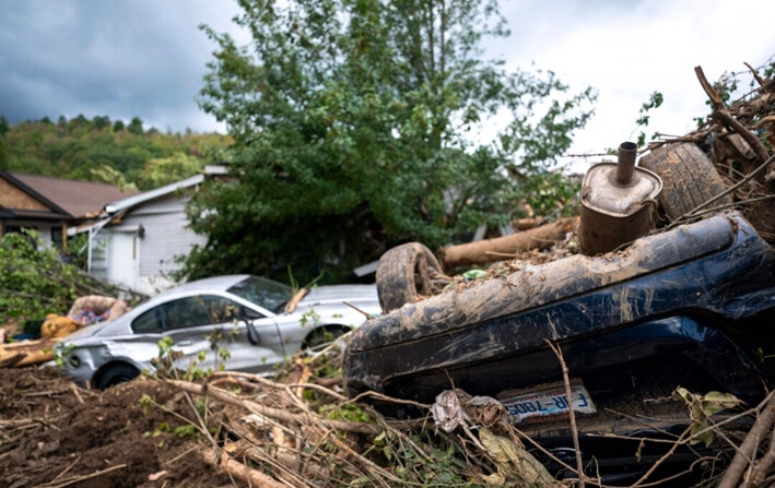 Vehículos dañados por la tormenta tras el paso del huracán Helene cerca de Black Mountain, Carolina del Norte, el 30 de septiembre de 2024. (Sean Rayford/Getty Images)