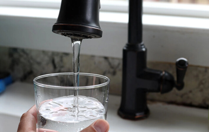 Un vaso lleno de agua del grifo en San Anselmo, California, el 6 de julio de 2023. (Justin Sullivan/Getty Images)