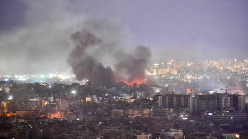 El humo se eleva desde el lugar de un ataque aéreo israelí que tuvo como objetivo un barrio en un suburbio del sur de Beirut, el 3 de octubre de 2024. (Fadel Itani/AFP vía Getty Images)