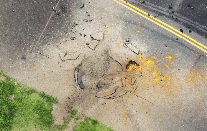 Parte de una pista de rodaje dañada en el aeropuerto de Miyazaki, en el suroeste de Japón, tras registrarse una explosión el 2 de octubre de 2024. (Kyodo News vía AP).