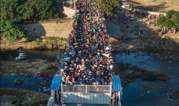 Haitianos esperan para cruzar la frontera de Haití a la República Dominicana en Dajabón, República Dominicana, el 19 de noviembre de 2021. (Matias Delacroix/Foto AP)