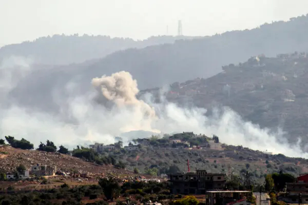 Columnas de humo en el lugar de un ataque aéreo israelí contra la aldea de Kfarkela, en el sur del Líbano, cerca de la frontera con Israel, el 2 de octubre de 2024. (AFP vía Getty Images)