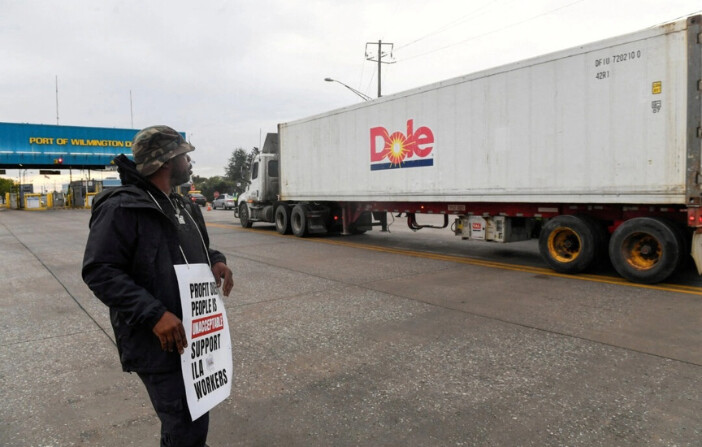 Un estibador se manifiesta tras la entrada en vigor de una huelga portuaria en toda la costa este en el puerto de Wilmington, Delaware, el 1 de octubre de 2024. (Matthew Hatcher/Reuters). 
