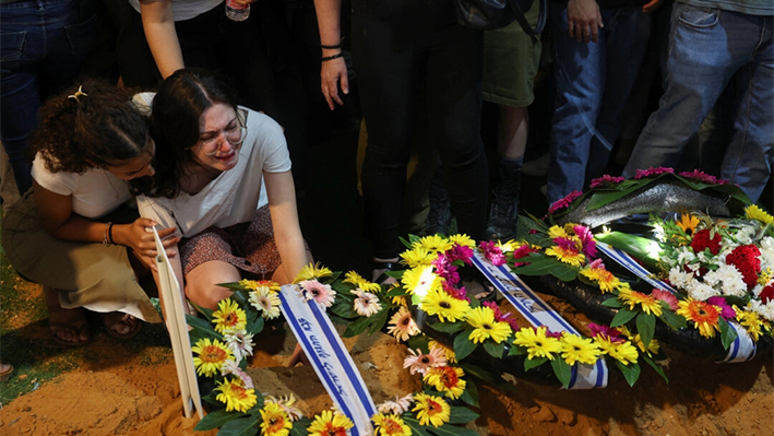 Un doliente reacciona durante el funeral del soldado israelí capitán Eitan Itzhak Oster, que murió combatiendo en Líbano, en medio de las hostilidades entre Hezbolá e Israel, en el cementerio militar de Monte Herzl, en Jerusalén, el 2 de octubre de 2024. (Ronen Zvulun/Reuters)