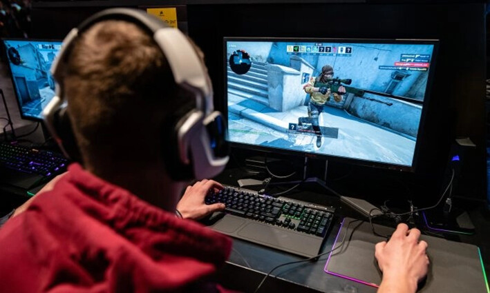 Un participante se sienta frente a un monitor de computadora para jugar un videojuego en el festival de videojuegos DreamHack 2019, en Leipzig, Alemania, el 15 de febrero de 2019. (Jens Schlueter/Getty Images)