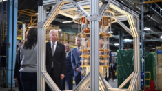 Biden promulga ley que recorta las revisiones medioambientales para la industria de semiconductores