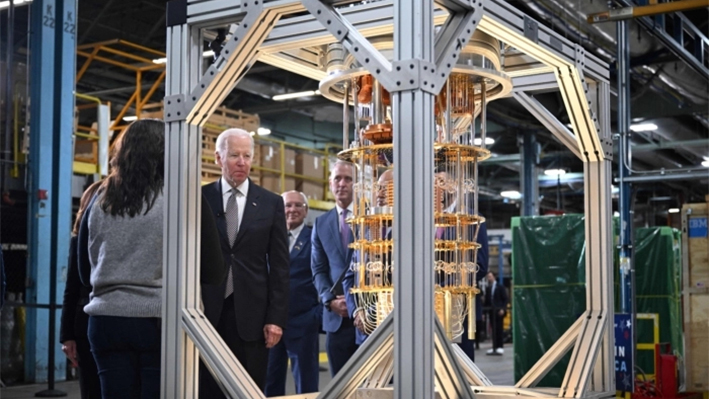 El presidente Joe Biden observa un ordenador cuántico mientras visita las instalaciones de IBM en Poughkeepsie, Nueva York, el 6 de octubre de 2022. (Madndel Ngan/AFP vía Getty Images)