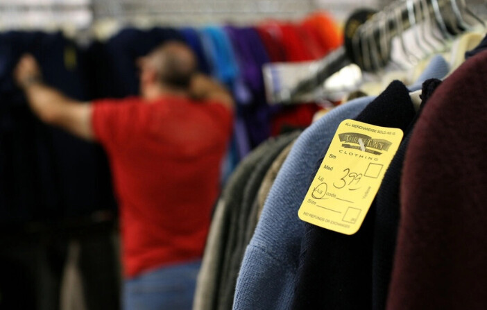 Etiqueta de precio en un jersey en una tienda Thrift Town de San Francisco el 14 de octubre de 2008. (Justin Sullivan/Getty Images). 