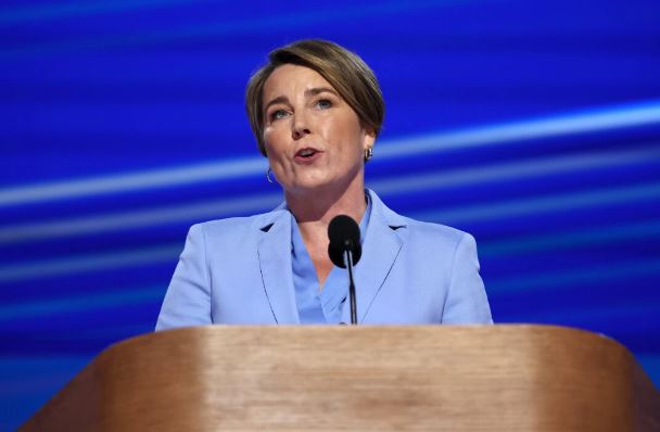 La gobernadora de Massachusetts, Maura Healey, habla en la Convención Nacional Demócrata en el United Center de Chicago el 22 de agosto de 2024. (Justin Sullivan/Getty Images)