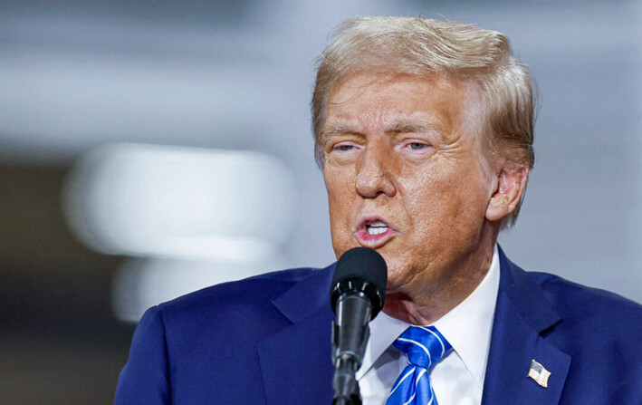 El candidato presidencial republicano y expresidente Donald Trump habla durante un evento de campaña en Dane Manufacturing, en Waunakee, Wisconsin, el 1 de octubre de 2024. (Kamil Krzaczynski/AFP vía Getty Images)