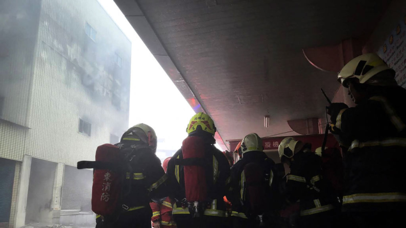 Esta foto tomada y publicada por la Agencia Central de Noticias de Taiwán (CNA) el 3 de octubre de 2024 muestra a los bomberos respondiendo a un incendio en el Hospital Donggang Antai en el condado de Pingtung (Taiwán). (CNA/AFP vía Getty Images)