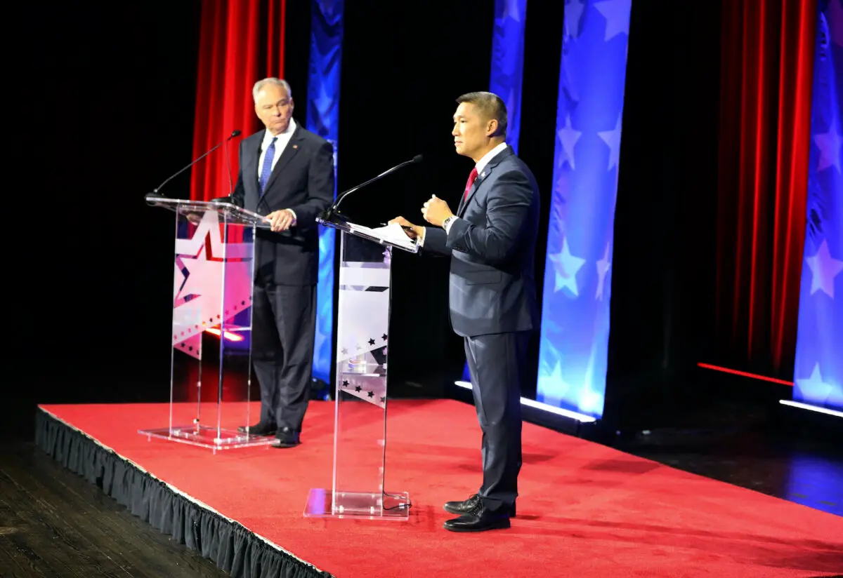 El senador estadounidense Tim Kaine de Virginia, a la izquierda, debate con el aspirante republicano Hung Cao en la Universidad Estatal de Norfolk en Norfolk, Virginia, el 2 de octubre de 2024. (Nextstar/WAVY-TV vía AP, Pool)