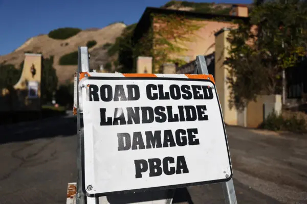 Una carretera cerrada por movimiento de tierras en Rancho Palos Verdes, California, el 3 de septiembre de 2024. (Mario Tama/Getty Images)