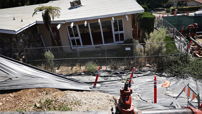 Los daños causados por el movimiento de tierras en la zona han obligado a cortar el suministro eléctrico a viviendas en Rancho Palos Verdes, California, el 3 de septiembre de 2024. (Mario Tama/Getty Images)