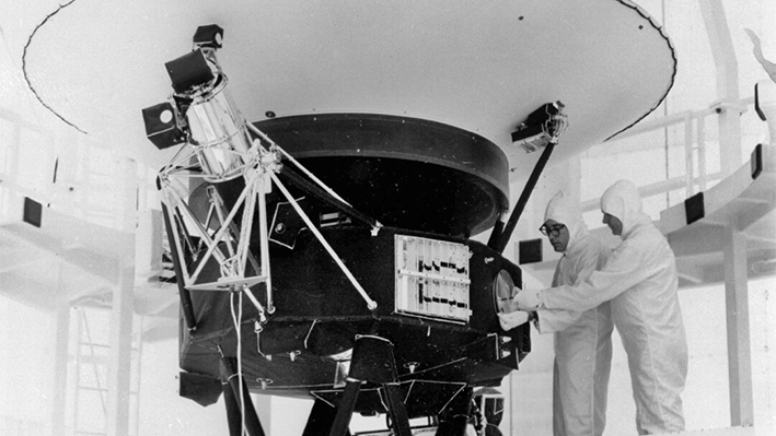 El disco "Sonidos de la Tierra" siendo montado en la nave espacial Voyager 2 en el Edificio Safe-1 del Centro Espacial Kennedy, Florida, el 4 de agosto de 1977. (NASA/ AP Photo)