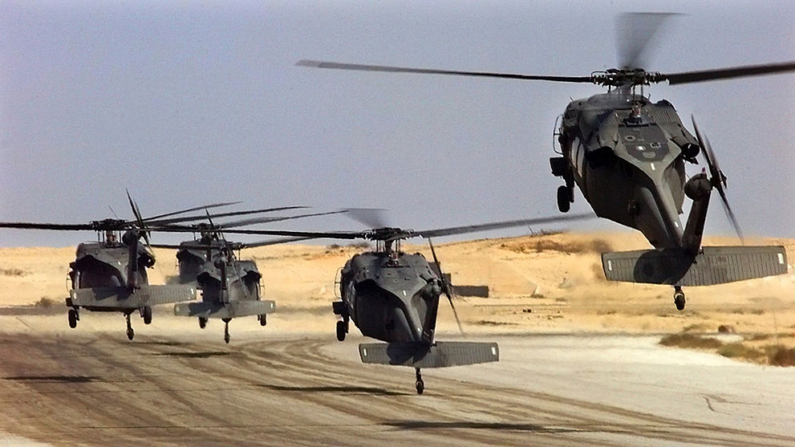 Helicópteros Black Hawk del Ejército de EE.UU. en una fotografía de archivo. (Staff Sgt. Jim Varhegyi/U.S. Air Force/Getty Images)