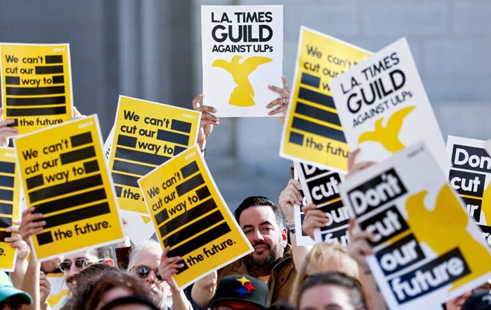 Los miembros del sindicato de trabajadores de Los Angeles Times sostienen carteles durante una manifestación frente al Ayuntamiento contra los despidos inminentes y significativos en el periódico durante una huelga de un día, en Los Ángeles, el 19 de enero de 2024. (Mario Tama/Getty Images)