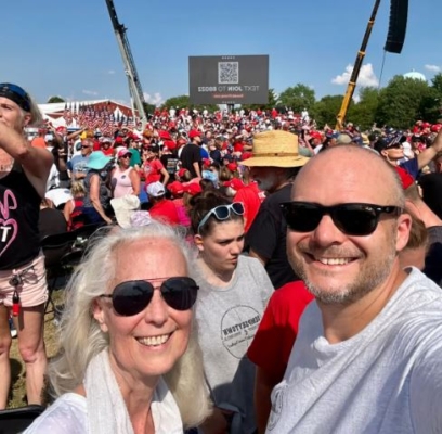 Donna y Brad Jones, residentes de Pensilvania, asistían a su primer mitin a favor del expresidente Donald Trump el 13 de julio de 2024, en el Butler Farm Show en Butler Township, Pensilvania, cuando un intento de asesinato hirió al expresidente. (Cortesía de Brad Jones)