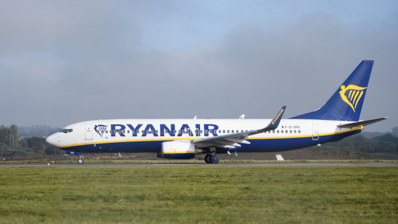 Un avión de pasajeros de Ryanair en la pista, en una fotografía de archivo. (Leon Neal/Getty Images)