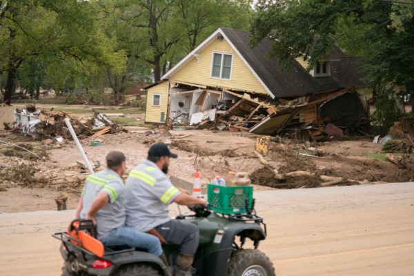 Un hombre en un vehículo de cuatro ruedas pasa junto a una casa dañada por la tormenta en Mill Creek tras el paso del huracán Helene el 30 de septiembre de 2024 en Old Fort, Carolina del Norte. (Sean Rayford/Getty Images)