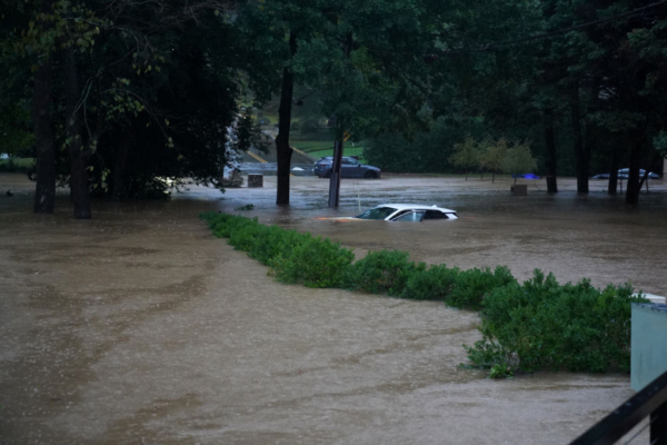 Un coche queda sumergido en las aguas en el barrio de Buckhead tras el paso del huracán Helene el 27 de septiembre de 2024 en Atlanta, Georgia. (Megan Varner/Getty Images)