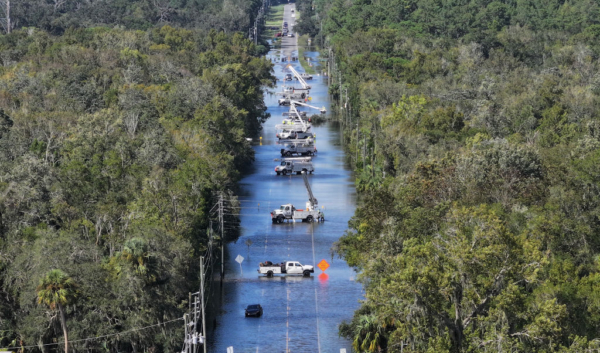 En esta vista aérea, los equipos de energía trabajan en las líneas después de que el huracán Helene arrasó el 27 de septiembre de 2024 en Crystal River, Florida. (Joe Raedle/Getty Images)