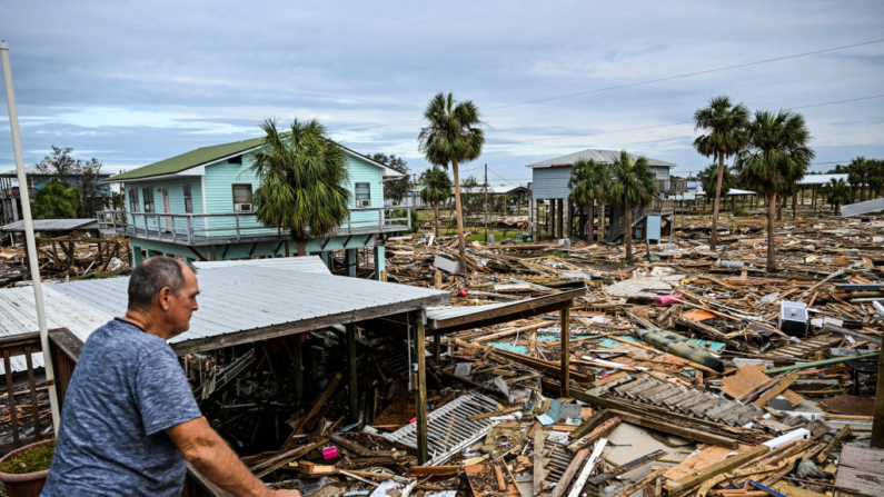 David Hester inspecciona los daños de su casa después de que el huracán Helene tocara tierra en Horseshoe Beach, Florida, el 28 de septiembre de 2024. (Chandan Khanna/AFP vía Getty Images)