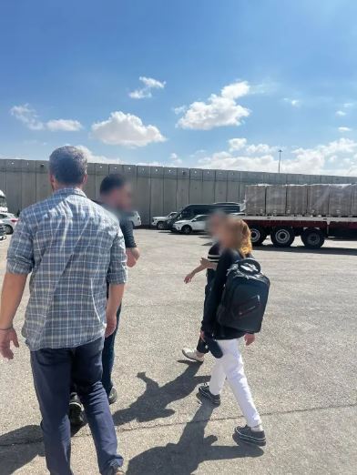 Fawzia Amin Sido (de) siendo llevada a través del cruce de Kerem Shalom después de ser rescatada de Gaza, en una foto publicada el 3 de octubre de 2024. (Fuerzas de Defensa de Israel)