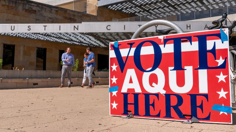 
Esta imagen muestra un letrero de votación escrito en español e inglés a la salida del centro de votación en el Ayuntamiento de Austin durante las primarias presidenciales del "Súper Martes," el 5 de marzo de 2024, en Austin, Texas. (SUZANNE CORDEIRO/AFP via Getty Images)