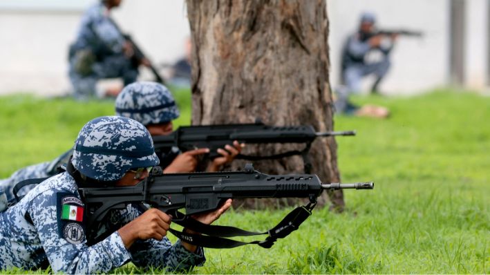 Cadetes de la Fuerza Aérea Mexicana realizan ejercicios militares durante un ataque simulado en la Base Aérea Militar No. 5 en Zapopan, Estado de Jalisco, México, el 11 de julio de 2024. (ULISES RUIZ/AFP via Getty Images)