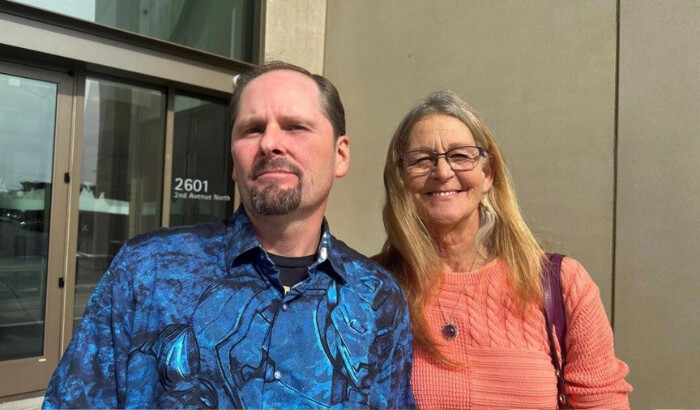 Richard Rogers y su esposa Laurie afuera del Tribunal Federal James F. Battin en Billings, Montana, el 1 de octubre de 2024. (Matthew Brown/AP Photo)