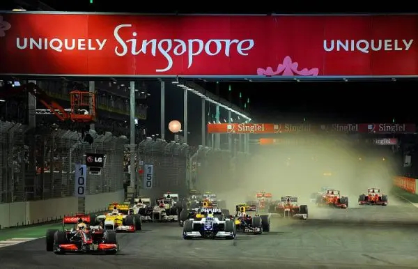 Lewis Hamilton (izq.) encabeza el grupo en la salida del Gran Premio de Singapur de Fórmula 1 de 2009. (Christophe Archambault/AFP/Getty Images)