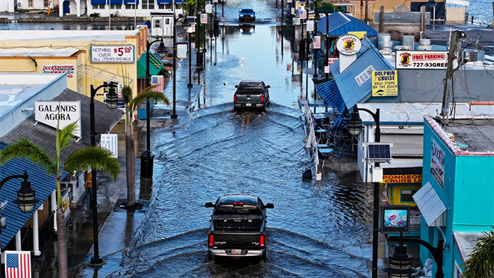 Las aguas inundan la calle principal tras el paso del huracán Helene, en Tarpon Springs, Florida, el 27 de septiembre de 2024. (Joe Raedle/Getty Images)