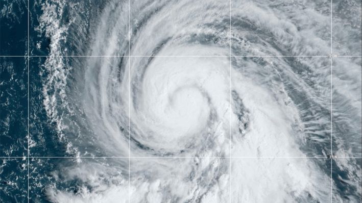 Esta imagen de satélite proporcionada por la NOAA muestra el huracán Kirk, miércoles, 2 de octubre de 2024 en el Océano Atlántico. (NOAA vía AP)