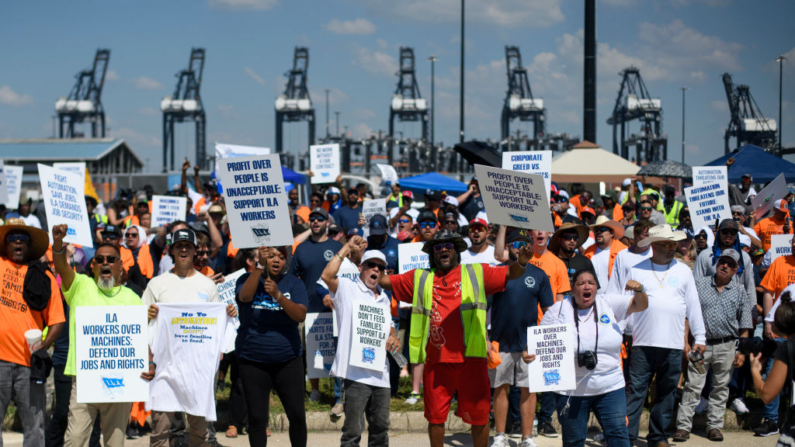 Trabajadores portuarios se reúnen en la terminal de contenedores de Bayport en Seabrook, Texas, el 1 de octubre de 2024. (Mark Felix/AFP vía Getty Images)