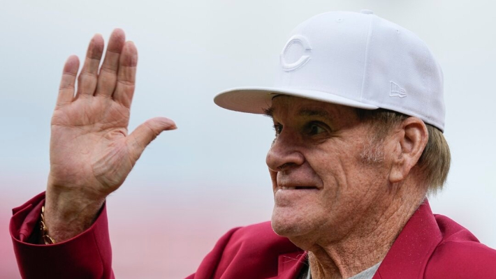 El exjugador de los Cincinnati Reds Pete Rose saluda a los aficionados después de ser presentado durante la ceremonia de inducción al Salón de la Fama de los Reds en Cincinnati el 15 de julio de 2023. (Darron Cummings/Foto AP)