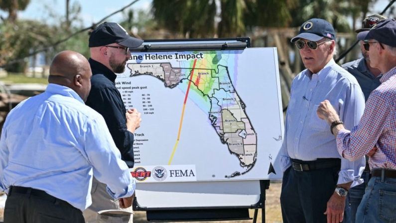 El presidente Joe Biden (2º dcha.) participa en una visita y reunión informativa en una zona afectada por el huracán Helene en Keaton Beach, Florida, el 3 de octubre de 2024. (Mandel Ngan/AFP vía Getty Images)