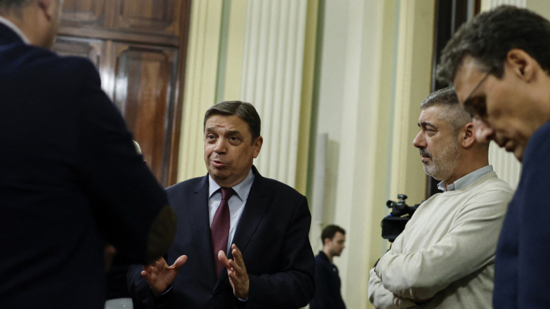 El ministro español de Agricultura, Pesca y Alimentación, Luis Planas, conversa con representantes de los principales sindicatos agrarios durante su reunión en el Ministerio de Agricultura, en Madrid, el 15 de febrero de 2024. (Foto de OSCAR DEL POZO/AFP via Getty Images)