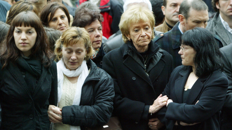 María Teresa Fernández de la Vega (2ª dcha.) y Sandra Carrasco (izq.), hija del ex concejal del gobernante Partido Socialista-PSOE en Mondragón Isaías Carrasco, frente al Ayuntamiento de Mondragón, el 8 de marzo de 2008, contra su asesinato el 7 de marzo de 2008 por presuntos miembros del grupo armado separatista vasco ETA. (Foto de RAFA RIVAS/AFP vía Getty Images)