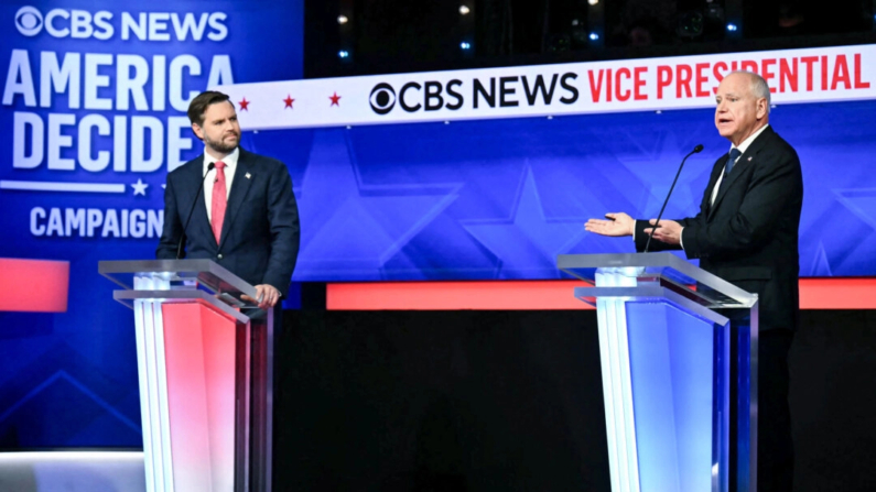 El senador JD Vance (R-Ohio) y el gobernador de Minnesota y candidato demócrata a la vicepresidencia Tim Walz participan en el debate vicepresidencial organizado por CBS News en el CBS Broadcast Center de Nueva York el 1 de octubre de 2024. (Angela Weiss/AFP vía Getty Images)