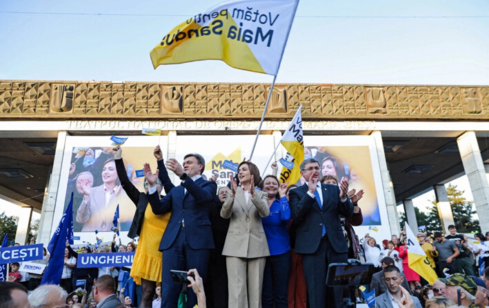 La presidenta de Moldavia, Maia Sandu (centro), en un mitin de campaña en Chisinau, Moldavia, el 20 de septiembre de 2024. (Vladislav Culiomza/Reuters)