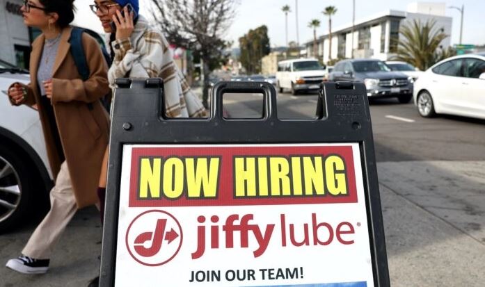 Un cartel de «Ahora Contratando» se muestra fuera de una ubicación de Jiffy Lube en Los Ángeles el 2 de febrero de 2023. (Mario Tama/Getty Images)