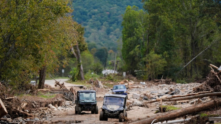 Vehículos circulan por una carretera destrozada tras el paso del huracán Helene en Pensacola, Carolina del Norte, el 3 de octubre de 2024. (Mike Stewart/Foto AP). 
