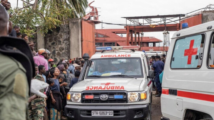 Una ambulancia traslada a las víctimas desde el puerto de Goma, República Democrática del Congo, después que un ferry que transportaba a cientos de personas volcara a su llegada el 3 de octubre de 2024. (Moses Sawasawa/AP Photo)