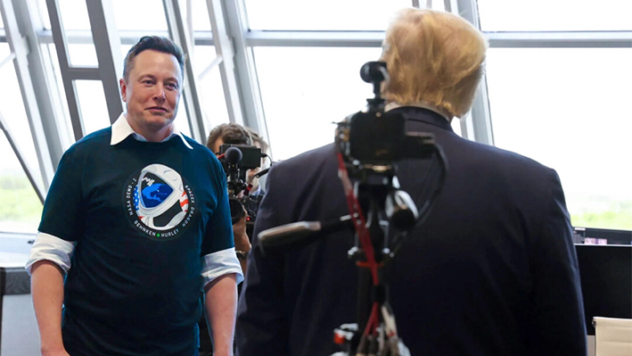 Elon Musk y el entonces presidente Donald Trump en el Centro Espacial Kennedy de la NASA en Cabo Cañaveral, Florida, el 30 de mayo de 2020. (Jonathan Ernst/Reuters)