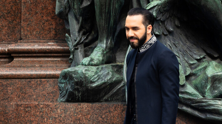 El presidente de El Salvador Nayib Bukele participa en una ceremonia de colocación de una corona en homenaje al héroe nacional argentino General José de San Martín como parte de una visita a Argentina en la plaza San Martín el 30 de septiembre de 2024 en Buenos Aires, Argentina. (Tomas Cuesta/Getty Images)