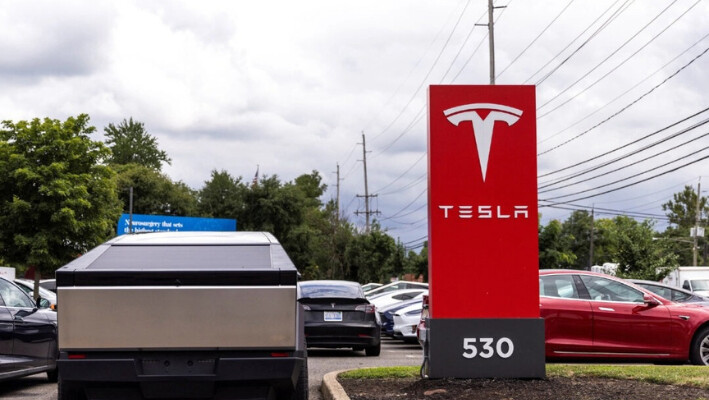 Un Tesla Cybertruck aparcado en un concesionario local de Tesla en Paramus, Nueva Jersey, el 23 de julio de 2024. (Eduardo Muñoz/Reuters). 

